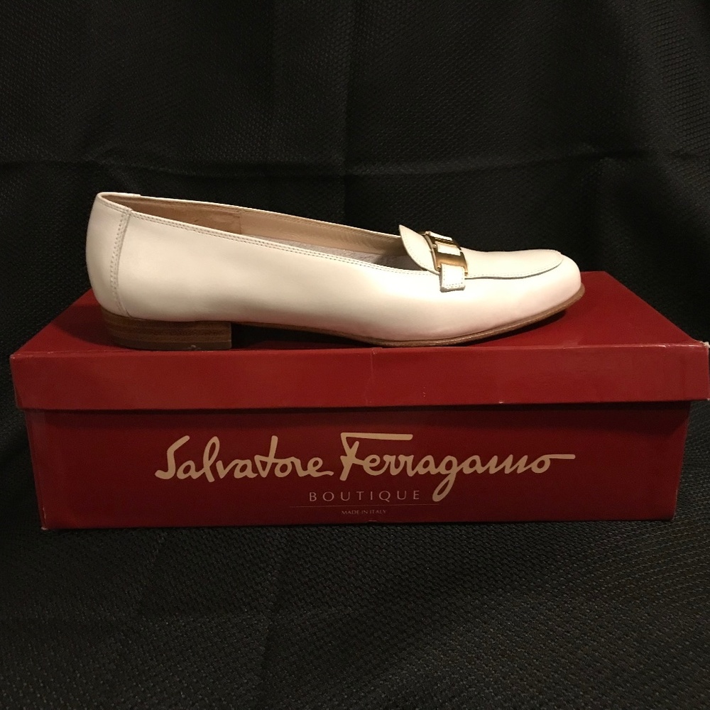 Vintage Salvadore Ferragamo flat 7 AAA lightly worn